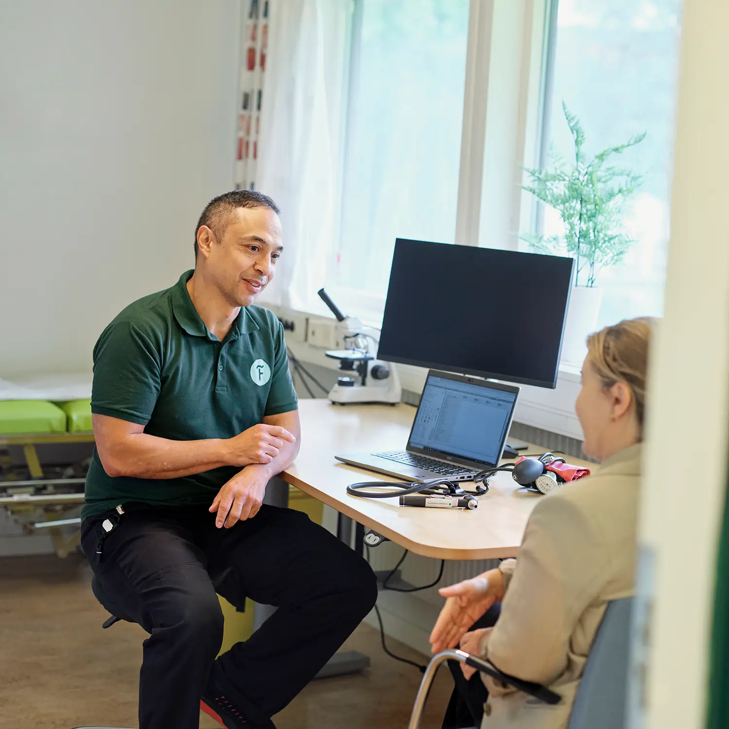 Läkare Marcel med patient på Forsåker Vårdcentral & BVC i Mölndal