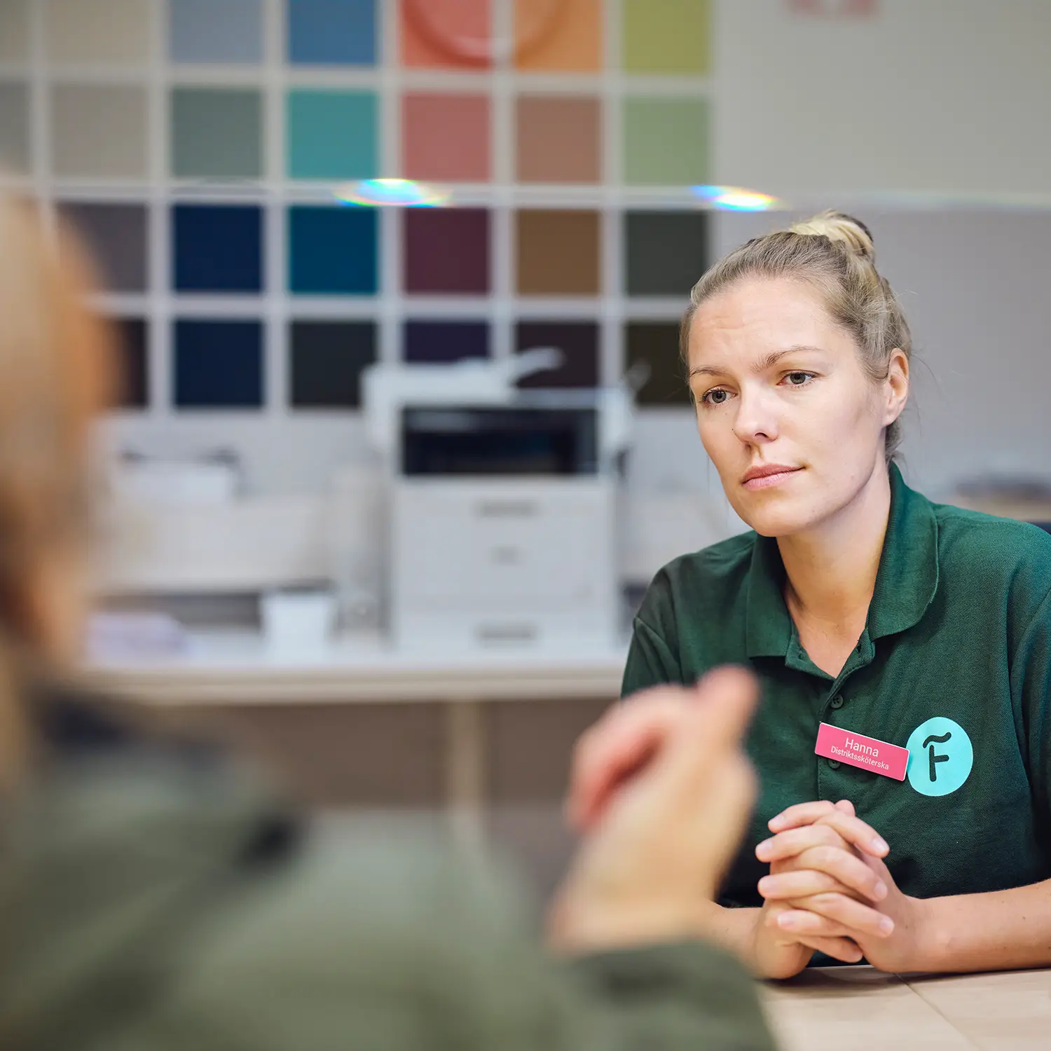 Hanna Landsten diabetessjuksköterska i receptionen på Forsåker Vårdcentral & BVC i Mölndal